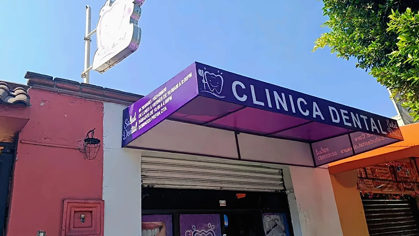 Fachada del consultorio con su letrero de Clínica Dental (foto retocada)