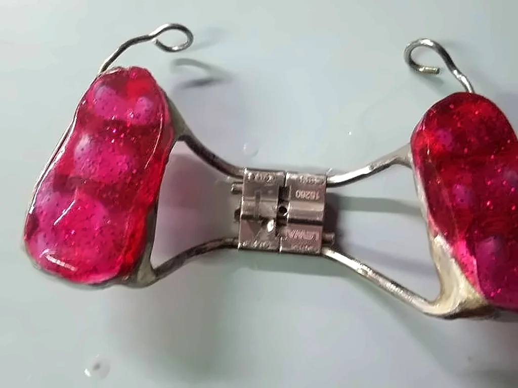 Aparato expansor de paladar con tornillo central